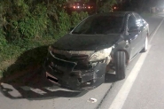 Piloto e garupa ficam feridos após acidente entre carro e moto no Centro de Ilhota