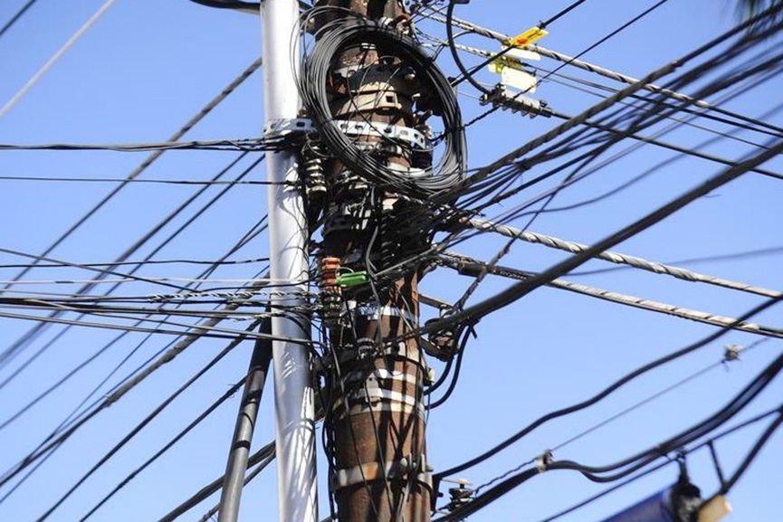 Jovem é flagrado escalando poste para furtar fios de cobre no Centro de Gaspar
