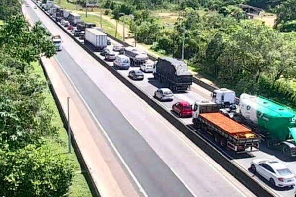 Ciclista morre decapitada ap�s atropelamento por carreta na BR-101, em Tijucas