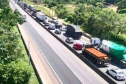 Ciclista morre decapitada ap�s atropelamento por carreta na BR-101, em Tijucas