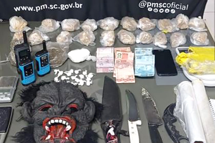 Traficantes fogem da pol�cia e abandonam moto e mais de 1,5kg de drogas em Ilhota