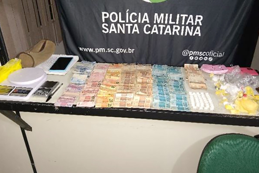 Pol�cia prende sete pessoas com ecstasy, maconha, coca�na e mais de R$4 mil em dinheiro em Gaspar