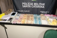 Pol�cia prende sete pessoas com ecstasy, maconha, coca�na e mais de R$4 mil em dinheiro em Gaspar