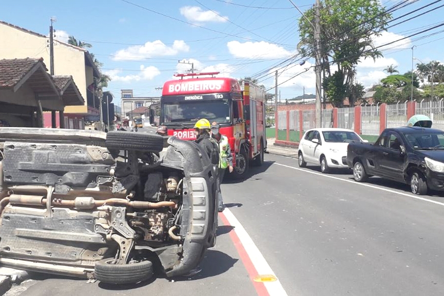 Colis�o seguida de capotamento envolve dois carros no Sete de Setembro, em Gaspar