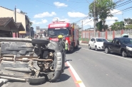 Colis�o seguida de capotamento envolve dois carros no Sete de Setembro, em Gaspar