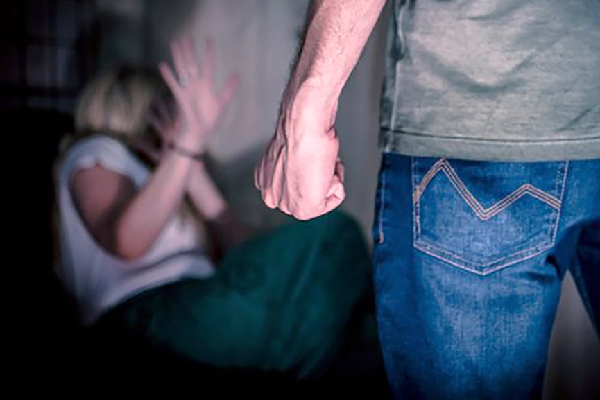 Homem é preso após usar drogas e jogar esposa para fora de casa no Coloninha, em Gaspar