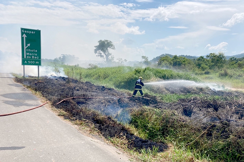Bombeiros de Ilhota combatem inc�ndio em vegeta��o �s margens da BR-470