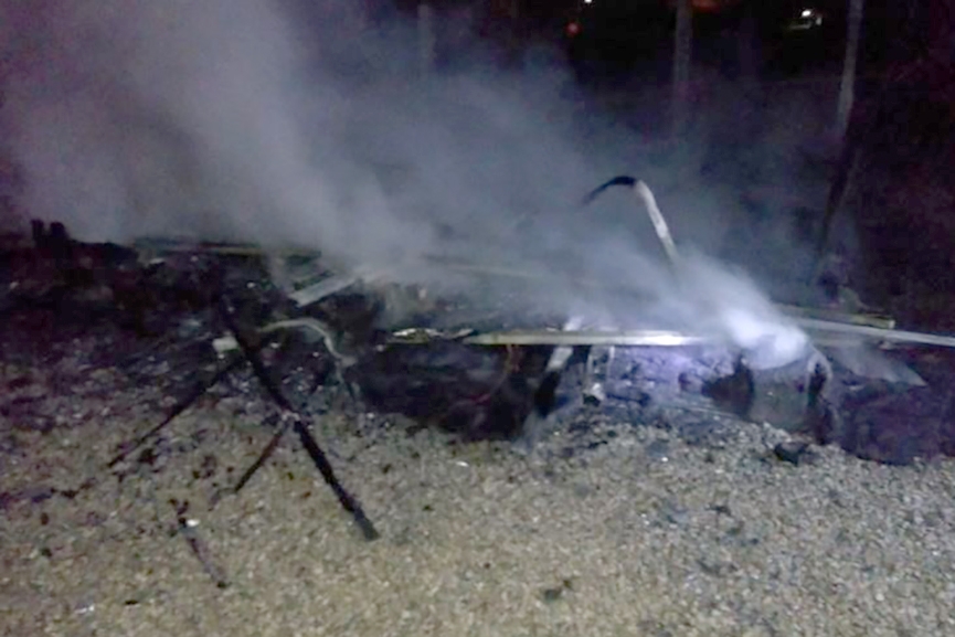 Ofur� pega fogo e fica completamente destru�do no �leo Grande, em Gaspar