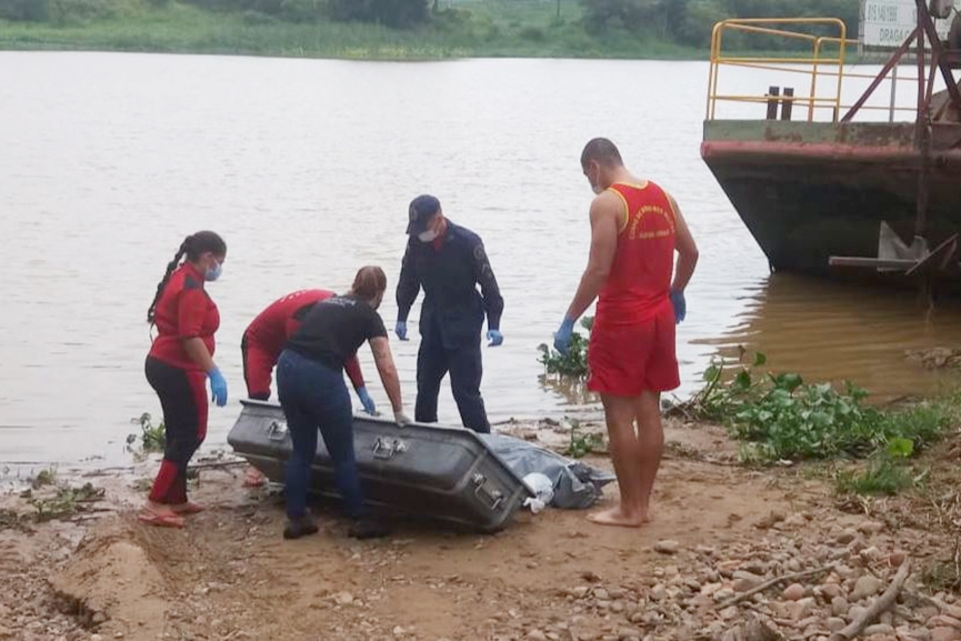 Corpo de homem � encontrado boiando no rio no bairro Po�o Grande, em Gaspar