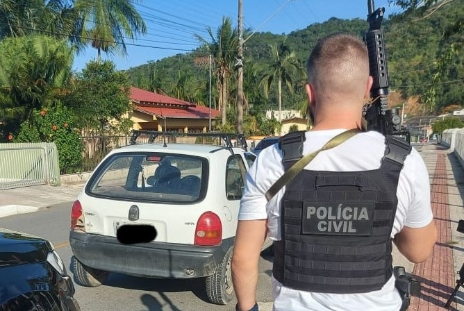 Presos pai e filho que tentaram matar jovem a pedradas e facadas em Ilhota