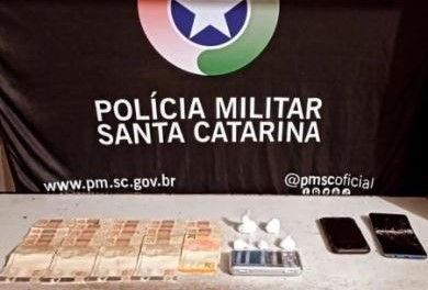 Homem suspeito de tr�fico de drogas � preso no Santa Terezinha, em Gaspar