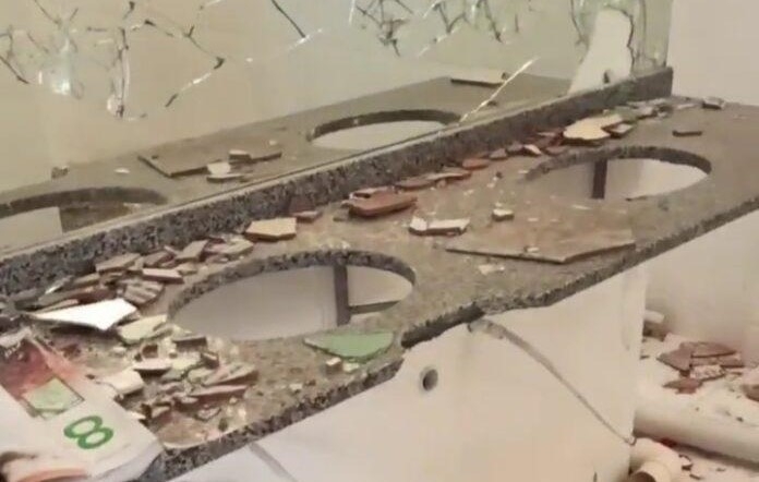 V�ndalos destroem banheiro da Escola Luiz Franz�i no bairro Bateias, em Gaspar