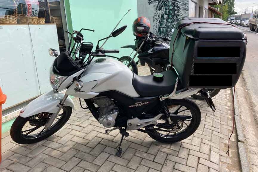 Colis�o traseira entre carro e moto deixa mulher ferida no Centro de Ilhota