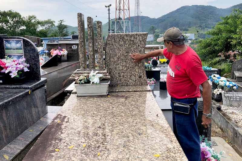 Criminosos vandalizam e furtam itens de cobre do cemit�rio de Ilhota
