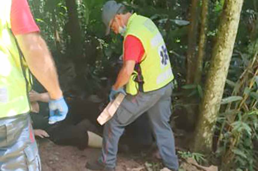 Mulher � resgatada pelos bombeiros ap�s sofrer queda em trilha em Gaspar