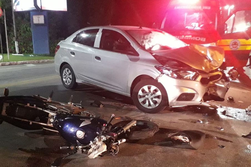 Pedestre � atingida por motociclista ap�s acidente entre carro e moto em Gaspar