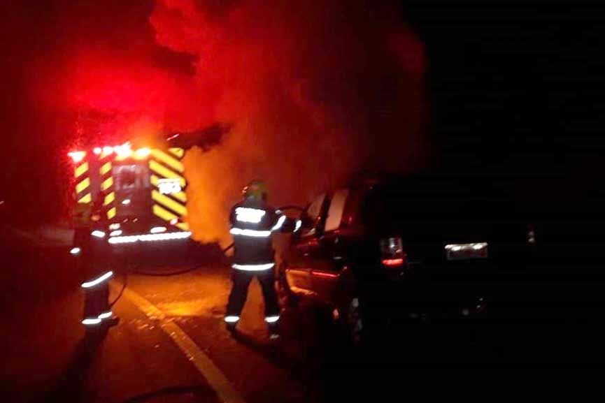 Carro é 90% destruído em incêndio no bairro Gasparinho