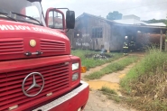 Inc�ndio em monte de lixo termina com casa abandonada queimada em Ilhota