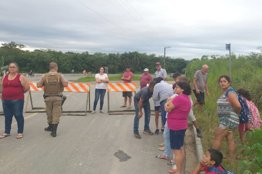 Moradores fecham rua do Ba� Baixo para pedir fim da passagem de caminh�es e carretas
