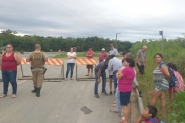Moradores fecham rua do Baú Baixo para pedir fim da passagem de caminhões e carretas