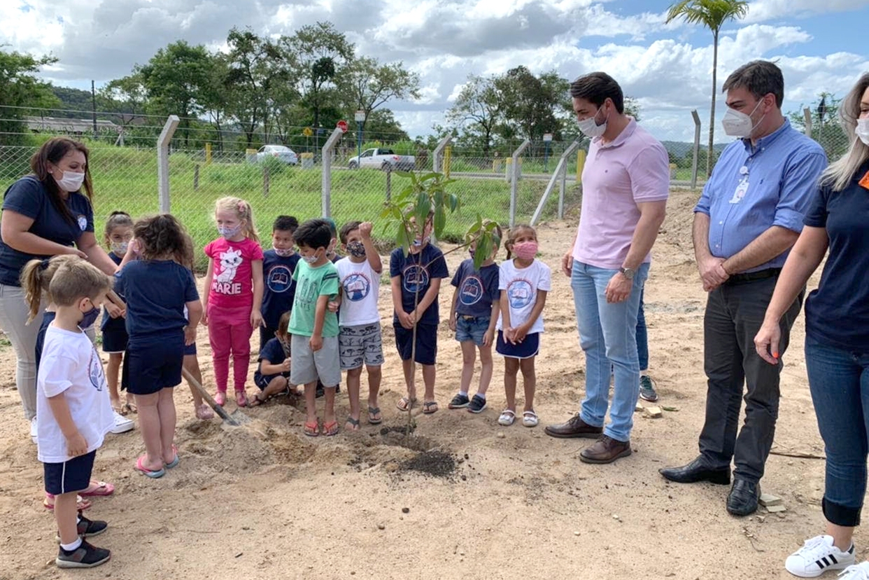 Escola de Gaspar ganha 'Praça das Flores'