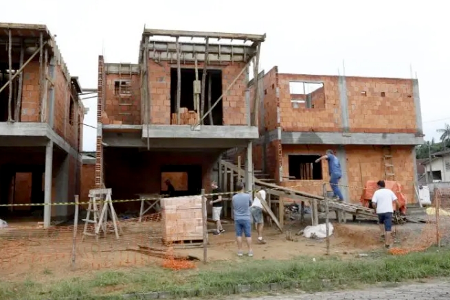 Pedreiro de 65 anos morre ao cair de construção em Blumenau