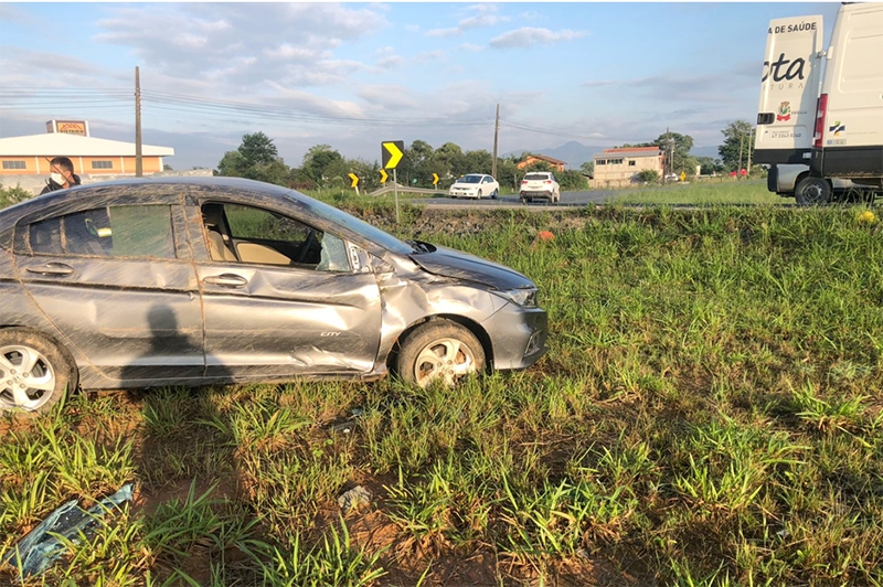 Sa�da de pista seguida de capotamento � registrada na BR-470, em Ilhota