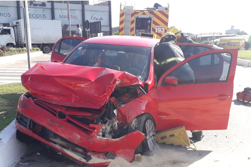 Jovem fica desorientada ap�s acidente entre carro e caminh�o em Gaspar