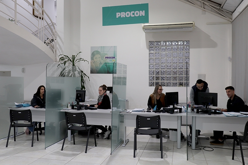 Banco de Gaspar é multado em R$300 mil por prática abusiva