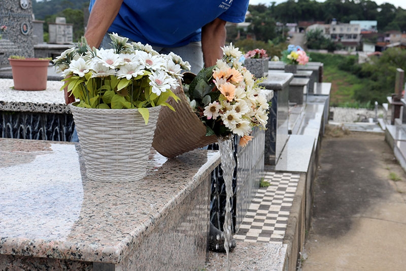 Dengue: Prefeitura de Gaspar realiza intervenção no Cemitério Municipal