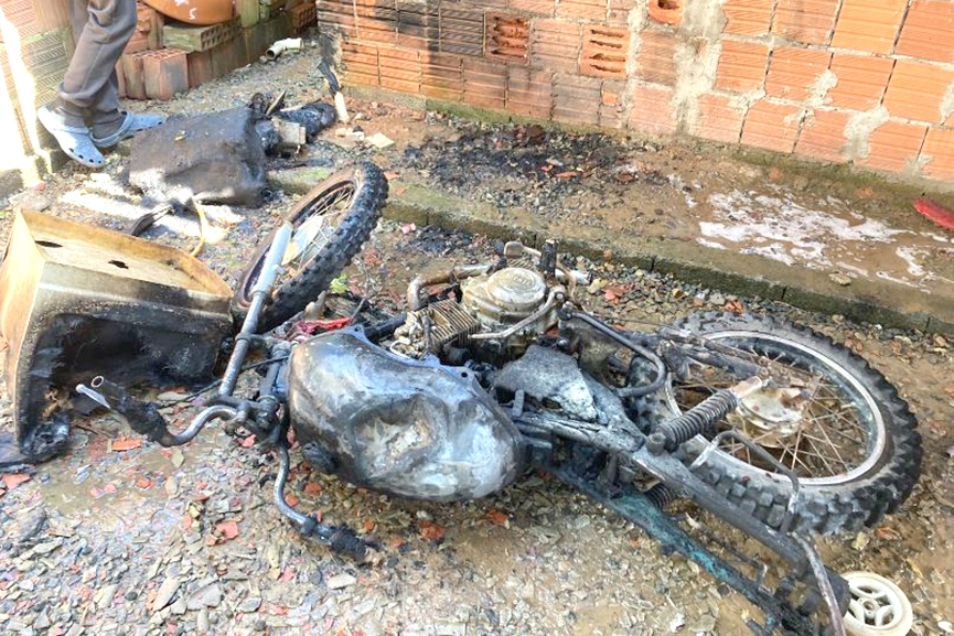 Moto fica completamente destruída após pegar fogo no Braço do Baú, em Ilhota