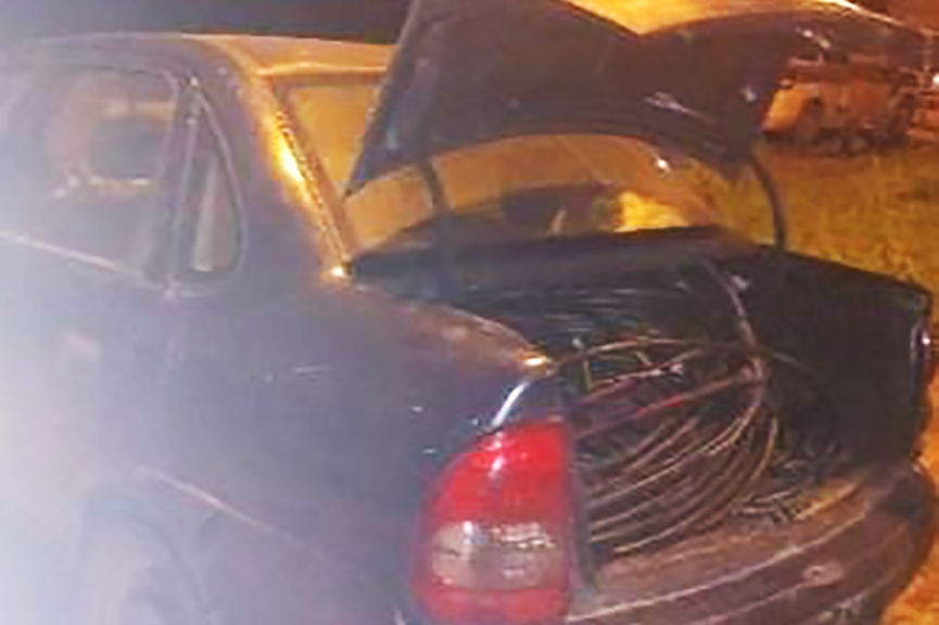 Trio � preso em flagrante pelo furto de 100kg de fios de cobre de postes em Ilhota