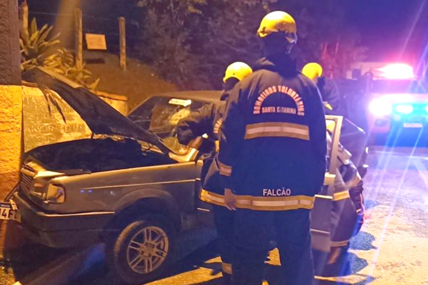 Idoso fica ferido ap�s colidir carro contra poste em Ilhota