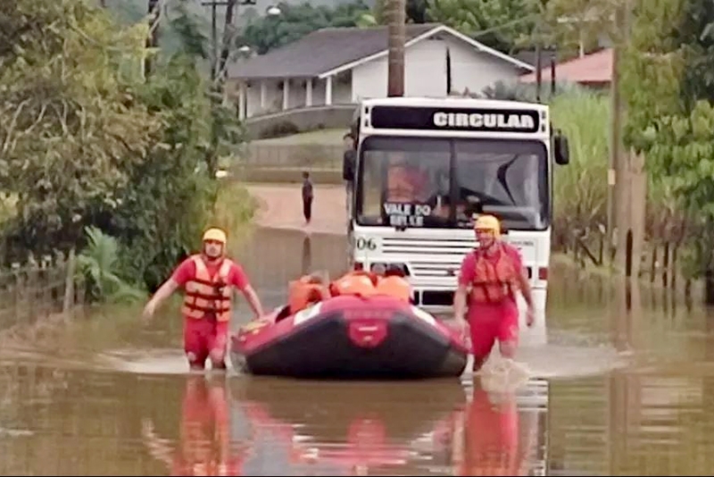 Alunos são resgatados em bote após ônibus ficar ilhado em Pomerode