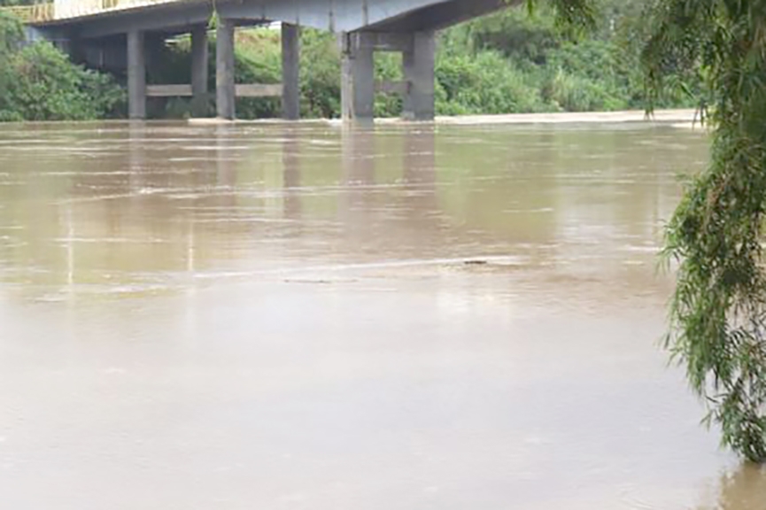 Rio est� prestes a ficar 6 metros acima do n�vel normal em Gaspar