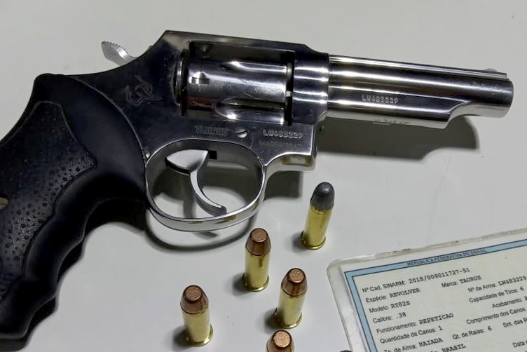 Polícia apreende arma de homem que ameaçou vigilante noturno em Ilhota
