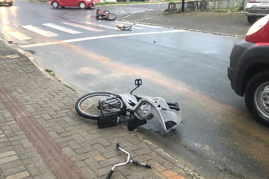 Acidente entre moto e bicicleta deixa dois feridos no Centro de Ilhota