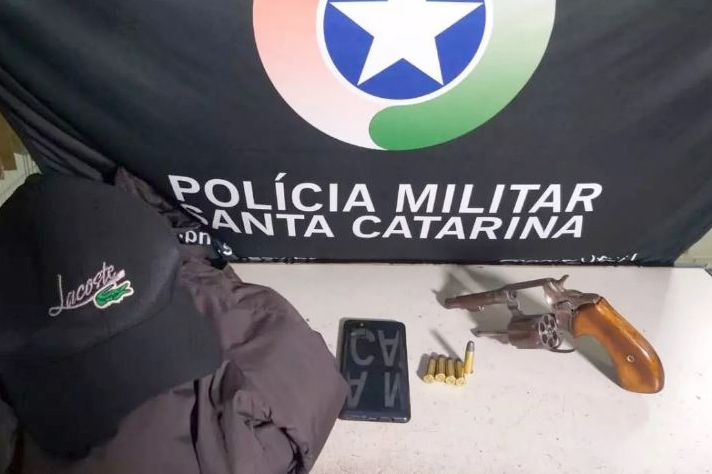 Jovem com 15 boletins de ocorrência é preso com arma em Blumenau