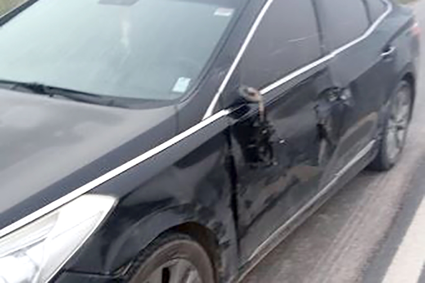 Homem � hospitalizado ap�s colis�o entre carro e moto no acesso � ponte de Ilhota