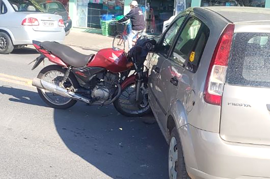 Colis�o lateral deixa motociclista ferido no Centro de Ilhota