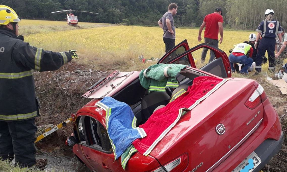 Carro com cinco pessoas cai em vala e Arcanjo, Samu e Bombeiros s�o acionados em Gaspar