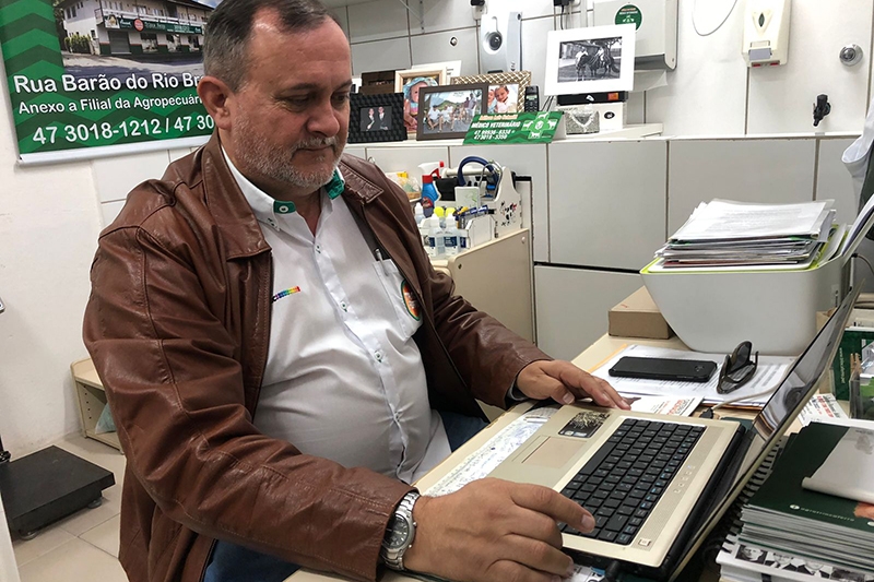 Adilson Schmitt comemora tr�s anos de atendimento na Agropecu�ria Trinca Ferro