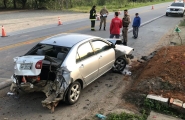 Carro fica destruído após atingir poste e casa e motorista foge do acidente em Gaspar
