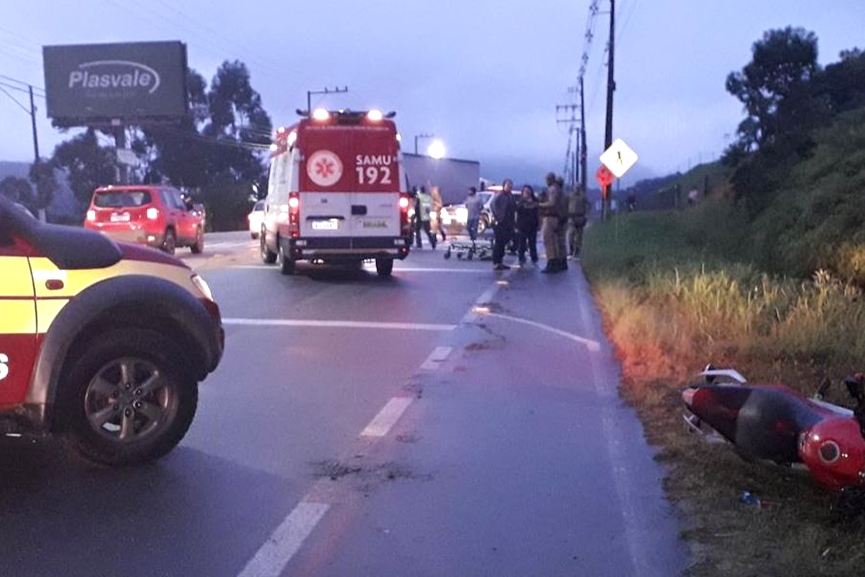 Carro e moto se chocam e homem fica ferido em Gaspar