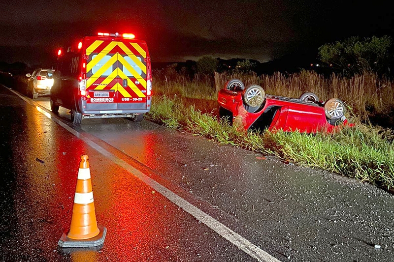 Sa�da de pista seguida de capotamento � registrada na BR-470, em Ilhota