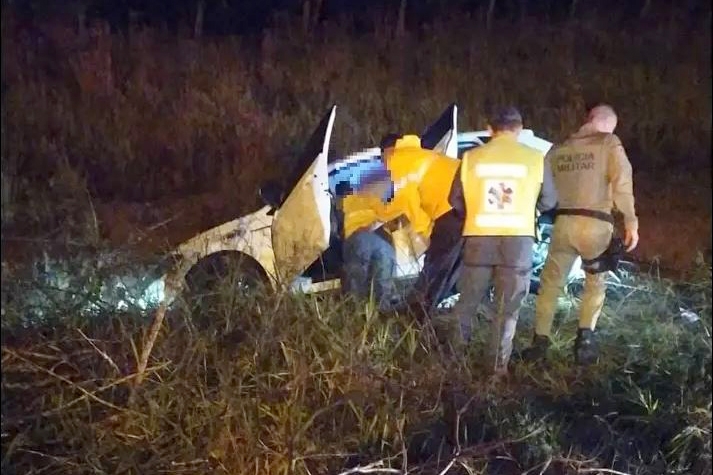 Homem morre ap�s carro que dirigia cair de ribanceira em Brusque