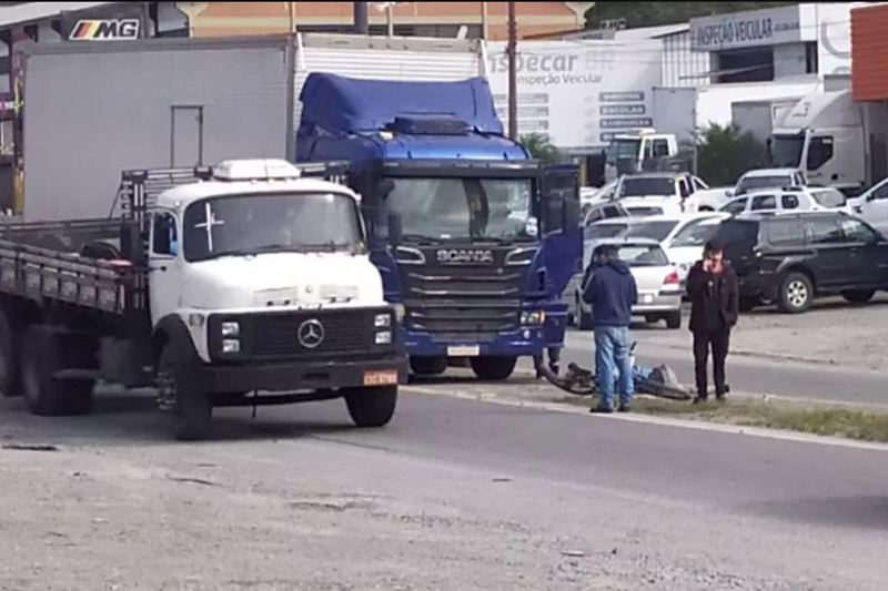 Ciclista morre ap�s colis�o com caminh�o na BR-470, em Blumenau