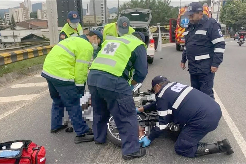Motociclista fica com p� preso na roda ap�s ser atingido por carro em Blumenau