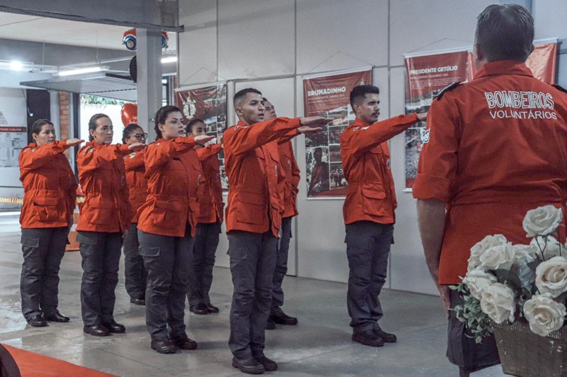 Corpo de Bombeiros de Ilhota ganha refor�o de oito novos volunt�rios