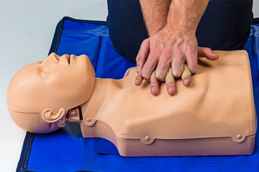 Homem tem parada card�aca no meio da rua, cai, fratura nariz e � hospitalizado em Gaspar